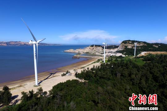 沿海灘而建的風力發(fā)電機?！⊥鯑|明 攝