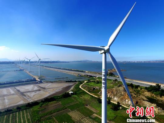 正在運行中的風力發(fā)電機?！⊥鯑|明 攝