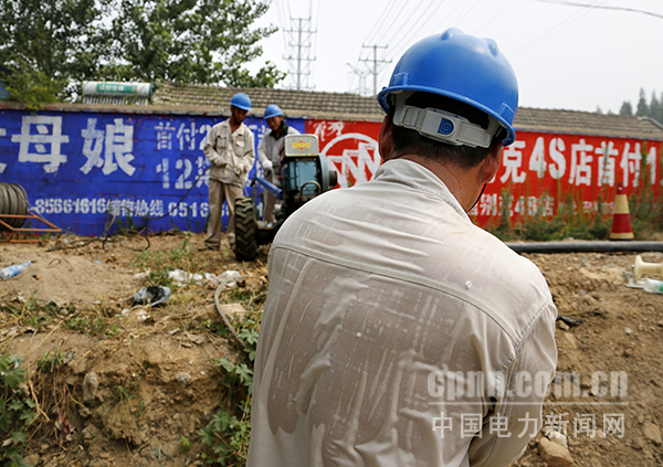 圖為揮汗助力開發(fā)區(qū)配網(wǎng)建設(shè)