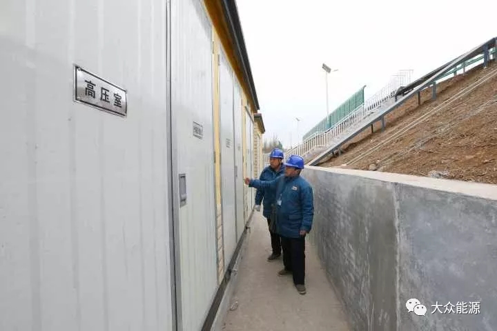 漲知識！高速公路上汽車怎么邊跑邊？