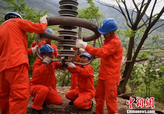 圖為電力工人首次在特高壓復奉線重慶段開展整串絕緣子串更換工作。　周毅 攝