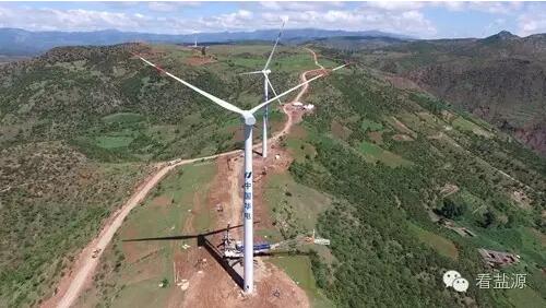 華電在川首臺風(fēng)力發(fā)電機吊裝成功