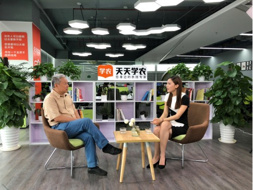 響應(yīng)總理號(hào)召，天天學(xué)農(nóng)用手機(jī)“新農(nóng)具”助力鄉(xiāng)村振興