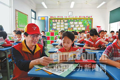 近日，浙江富陽供電公司紅船共產(chǎn)黨員服務(wù)隊走進校園，隊員們用自制的用電教具，簡單易懂地向孩子們介紹電力常識和安全用電方法，增強孩子們的自我保護意識。