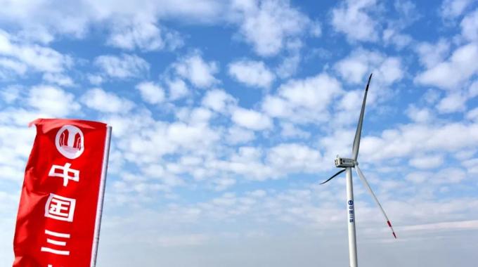 最明顯的趨勢，是風(fēng)力機的進一步大型化?，F(xiàn)今葉片制造技術(shù)以及傳動系統(tǒng)性能的持續(xù)改善，使得風(fēng)力機可以使用更大型的葉片，相應(yīng)地提高了單機容量。目前主流海上風(fēng)力機的單機容量已經(jīng)達到6兆瓦，風(fēng)輪直徑達150米。運用更大型的機組，能夠通 過提高可靠性以及在同功率情況下縮減基礎(chǔ)制造與吊裝成本，來獲得更好的經(jīng)濟性。預(yù)計到本世紀(jì)20年代，單機容量為10兆瓦的海上風(fēng)力機將會投入商業(yè)化應(yīng)用，而到30年代，單機容量為15兆瓦的機組將能夠面市。