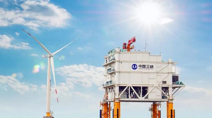 目前，即使是建設(shè)中的距岸45千米的江蘇大豐海上風(fēng)電場，仍然計劃使用連接簡單、成本較低的高壓交流電向陸上供電。但隨著大規(guī)模深遠海風(fēng)電的開發(fā)，交流輸電便會受到輸送距離的限制，直流輸電將成為海上風(fēng)電遠距離送出的發(fā)展方向，特別是可自動調(diào)整電壓、頻率、功率的柔性高壓直流（VSC-HVDC）將具備經(jīng)濟優(yōu)勢。