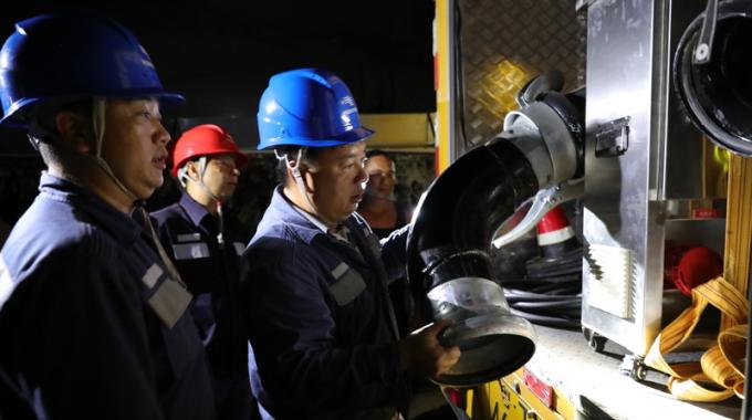 電力應(yīng)急排澇車兼具發(fā)電和排澇的功能，不需依賴外接電源，在應(yīng)急搶修過(guò)程中使用十分方便。只要將一端的水管插入積水，另一端接入河道，啟動(dòng)電機(jī)便可迅速排水。這臺(tái)大功率排澇車的特點(diǎn)是吸力大、吸程高，最大吸水深度可達(dá)20左右，每分鐘的抽水量大1000升，若水深在10米以內(nèi)，每分鐘的吸水量可到1800升至2000升。